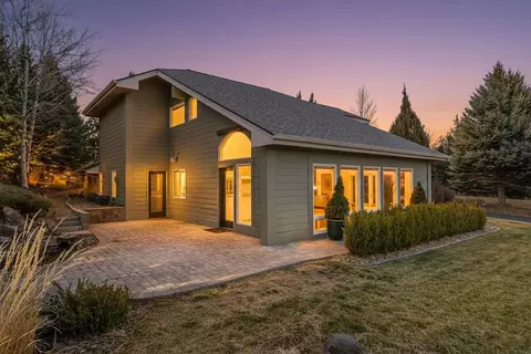 1895 Murrelet Dr, Redmond, OR 97756