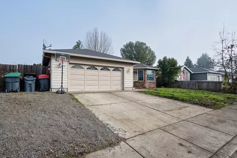 1860 Cottonwood Dr, Central Point, OR 97502