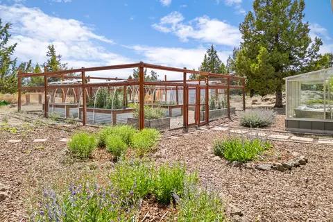Exterior - 60995 Ward Rd, Bend, OR 97702 photo 17 of 33