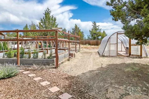 Exterior - 60995 Ward Rd, Bend, OR 97702 photo 9 of 33