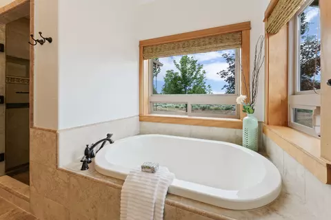 Bath - 60995 Ward Rd, Bend, OR 97702 photo 4 of 9
