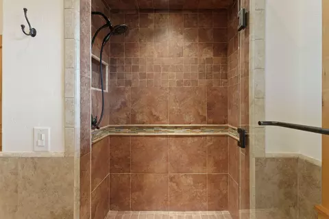 Bath - 60995 Ward Rd, Bend, OR 97702 photo 6 of 9