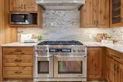 Kitchen - 60995 Ward Rd, Bend, OR 97702 photo 5 of 6
