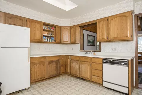 Kitchen - 300 Work Ln, Grants Pass, OR 97527 photo 2 of 3
