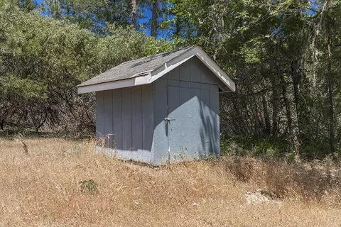 Exterior - 300 Work Ln, Grants Pass, OR 97527 photo 9 of 11
