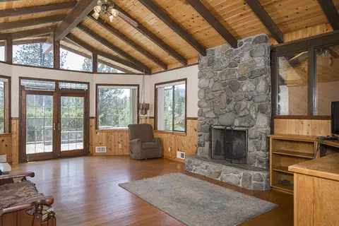 Living - 300 Work Ln, Grants Pass, OR 97527 photo 2 of 3