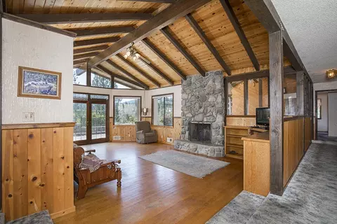 Living - 300 Work Ln, Grants Pass, OR 97527 photo 1 of 3