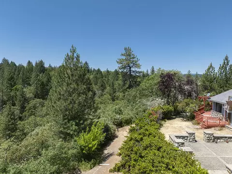 Exterior - 300 Work Ln, Grants Pass, OR 97527 photo 10 of 11
