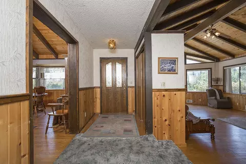 Entry Way - 300 Work Ln, Grants Pass, OR 97527 photo 2 of 2