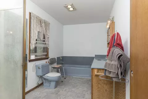 Bath - 300 Work Ln, Grants Pass, OR 97527 photo 1 of 2