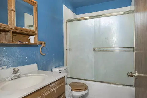 Bath - 300 Work Ln, Grants Pass, OR 97527 photo 2 of 2