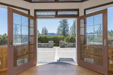 Entry Way - 300 Work Ln, Grants Pass, OR 97527 photo 1 of 2