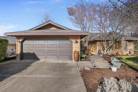 2489 Senate Way, Medford, OR 97504