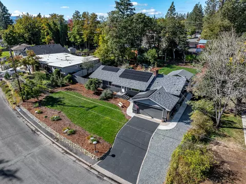 740 NW Kinney St, Grants Pass, OR 97526