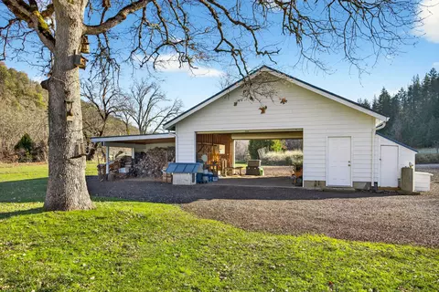 Exterior - 7555 E Antelope Rd, Eagle Point, OR 97524 photo 12 of 15