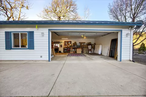 Exterior - 7555 E Antelope Rd, Eagle Point, OR 97524 photo 8 of 15