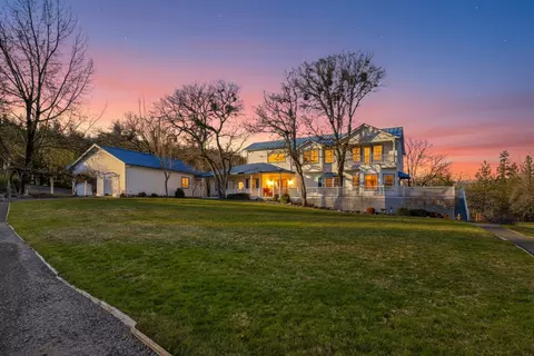 7555 E Antelope Rd, Eagle Point, OR 97524
