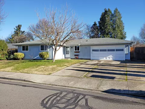 5030 Del Mar Dr, Central Point, OR 97502
