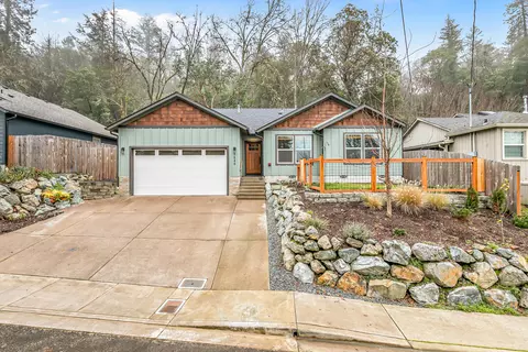 1546 Poplar Dr, Grants Pass, OR 97527