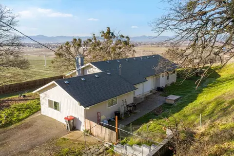 5942 Foothill Rd, Central Point, OR 97502