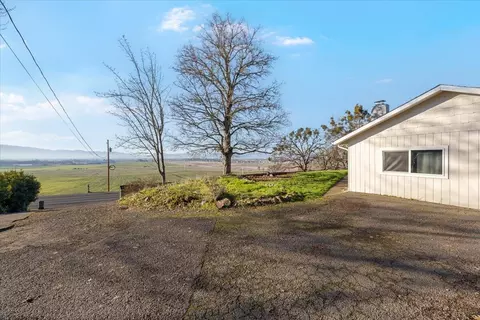 5942 Foothill Rd, Central Point, OR 97502