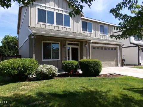 2885 SW Juniper Ave, Redmond, OR 97756