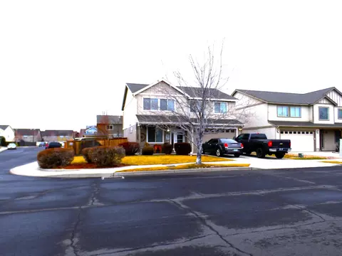 2885 SW Juniper Ave, Redmond, OR 97756