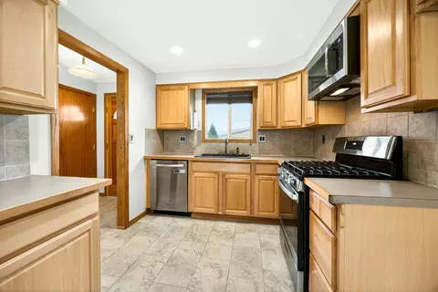 Kitchen - 105 Houston Rd, Phoenix, OR 97535 photo 2 of 4