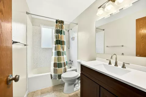 Bath - 105 Houston Rd, Phoenix, OR 97535 photo 2 of 4