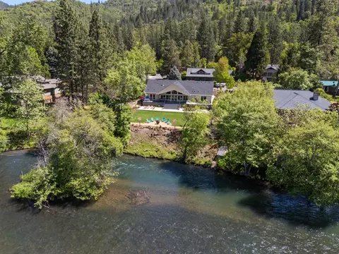 1060 Anglers Pl, Shady Cove, OR 97539