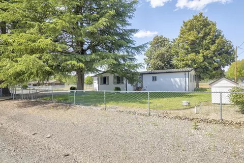 210 Sycamore Dr, Grants Pass, OR 97526