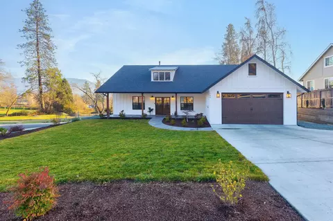 1645 NW Williamsburg Dr, Grants Pass, OR 97526