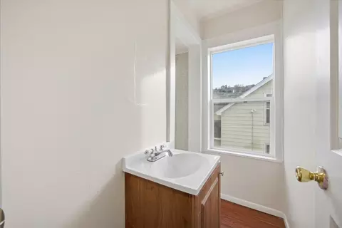 Bath - 606 SW 2nd St, Pendleton, OR 97801 photo 2 of 2