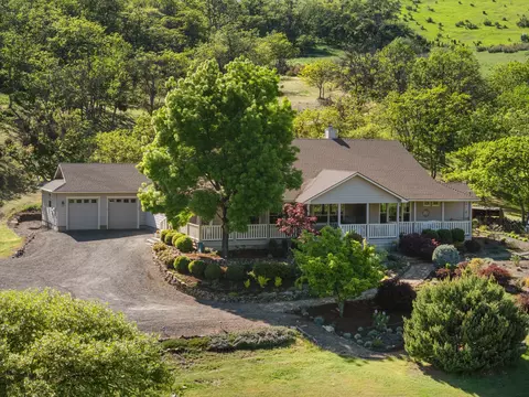 2809 Dead Indian Memorial Rd, Ashland, OR 97520