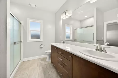 Bath - 436 Cheney Loop, Central Point, OR 97502 photo 2 of 3