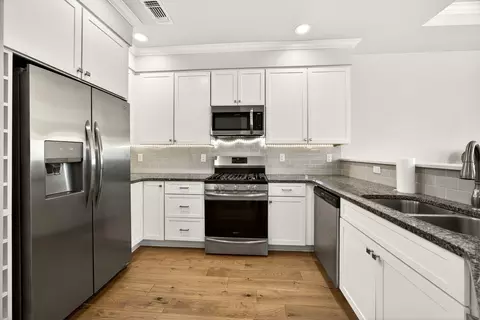 Kitchen - 436 Cheney Loop, Central Point, OR 97502 photo 2 of 3