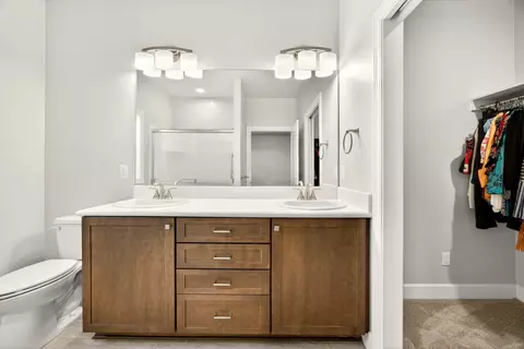 Bath - 436 Cheney Loop, Central Point, OR 97502 photo 1 of 3