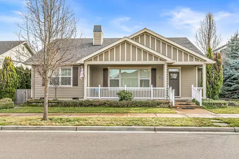 545 Bridge Creek Dr, Central Point, OR 97502
