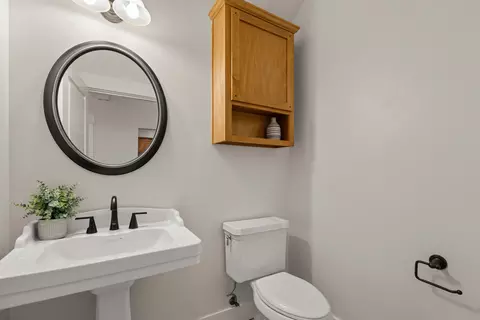 Bath - 78 Greenmoor Dr, Eagle Point, OR 97524 photo 1 of 4