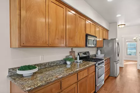 Kitchen - 78 Greenmoor Dr, Eagle Point, OR 97524 photo 3 of 4