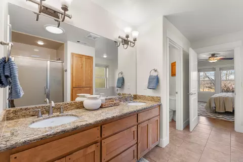 Bath - 78 Greenmoor Dr, Eagle Point, OR 97524 photo 4 of 4