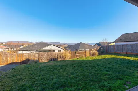 Exterior - 110 Linton Way, Eagle Point, OR 97524 photo 12 of 13