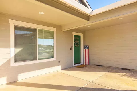 Exterior - 110 Linton Way, Eagle Point, OR 97524 photo 3 of 13