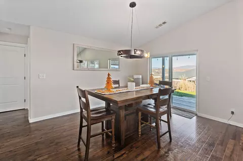 Dining - 110 Linton Way, Eagle Point, OR 97524 photo 1 of 1