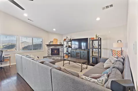Living - 110 Linton Way, Eagle Point, OR 97524 photo 2 of 3