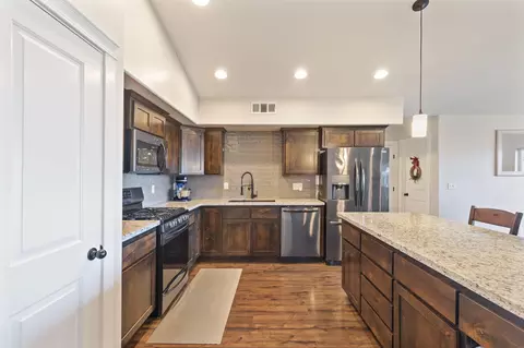 Kitchen - 110 Linton Way, Eagle Point, OR 97524 photo 2 of 3