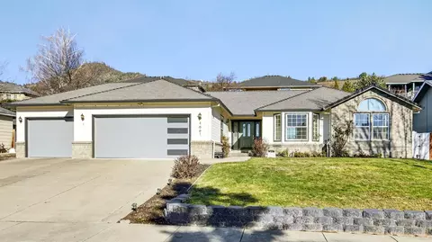 4661 Torrey Pines Dr, Medford, OR 97504