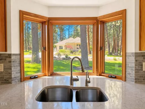 60716 Willow Creek Loop, Bend, OR 97702 photo 2