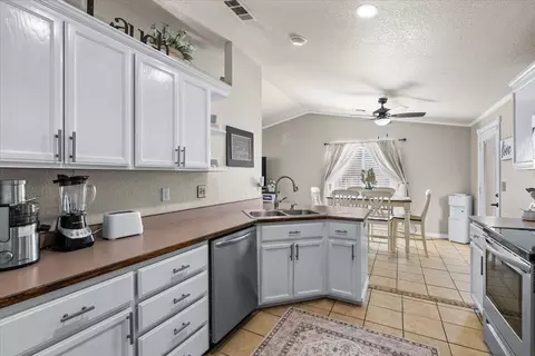 Kitchen - 1242 Hawk Dr, Central Point, OR 97502 photo 1 of 5