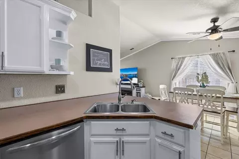 Kitchen - 1242 Hawk Dr, Central Point, OR 97502 photo 5 of 5